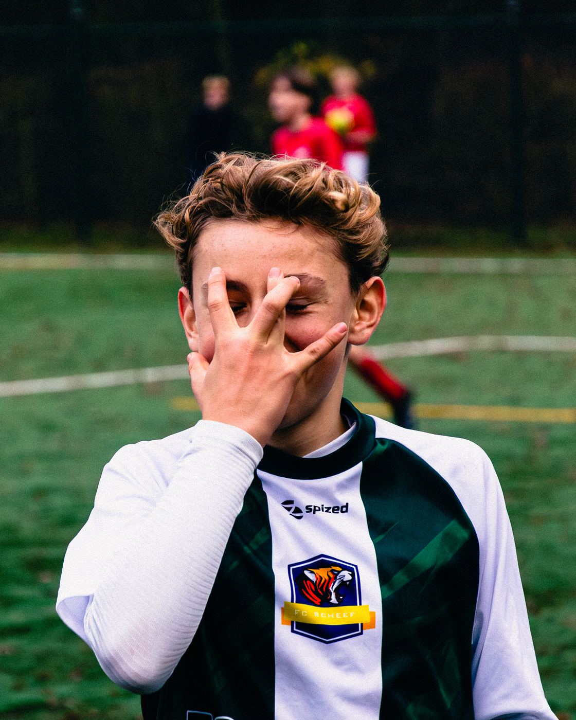 Speler lacht met hand voor het gezicht