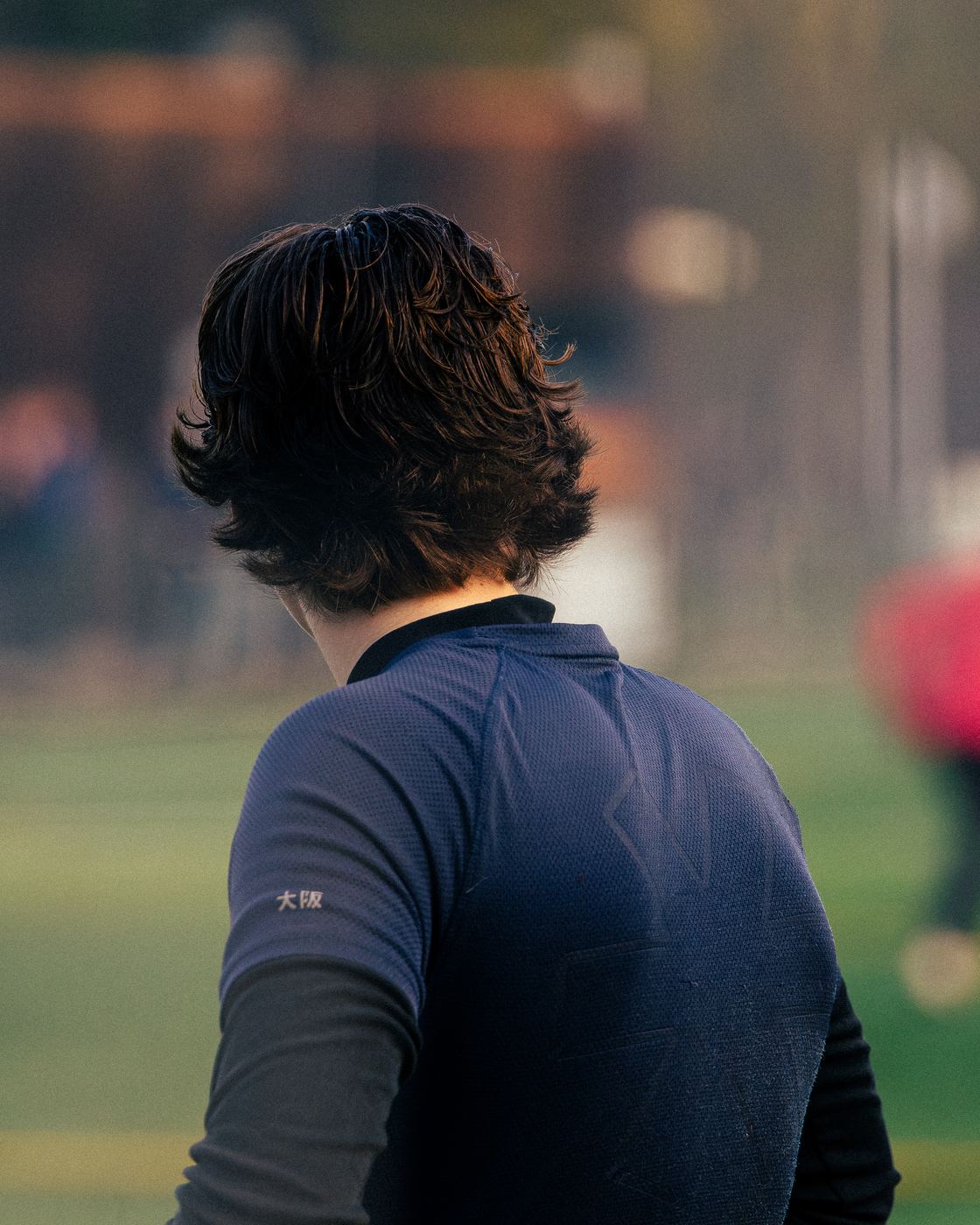 Speler kijkt het veld over