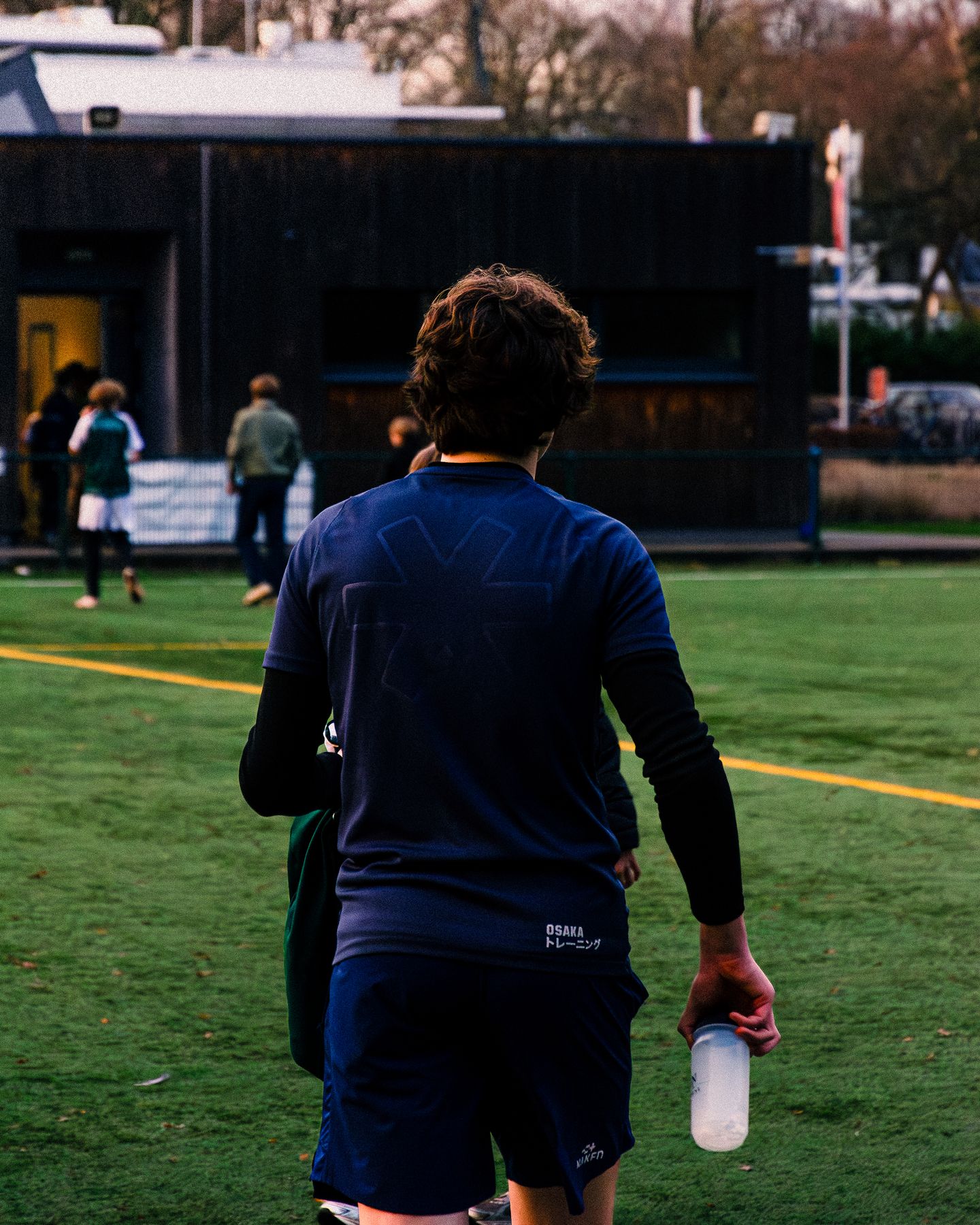 Speler loopt het veld af na de wedstrijd