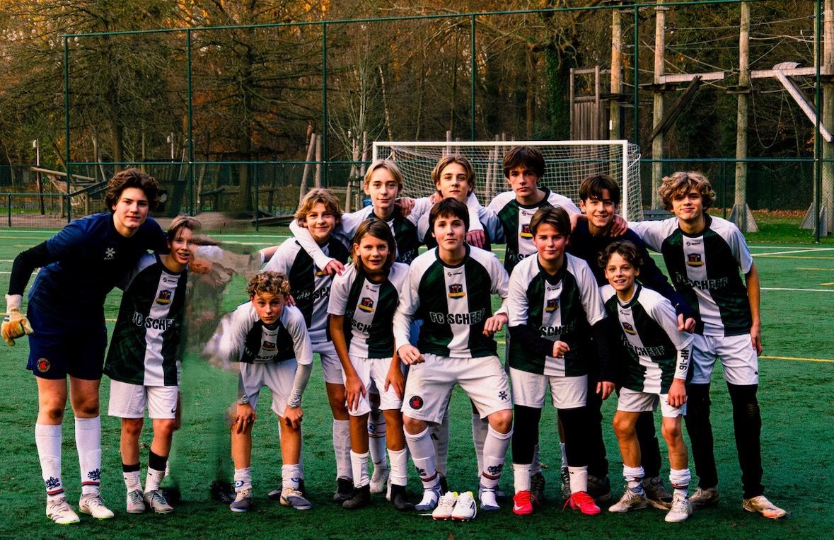 Teamfoto van FC Scheef op het veld